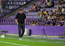 Rubi, con la cabeza mirando al césped, lamentó la «persecución» a su equipo.