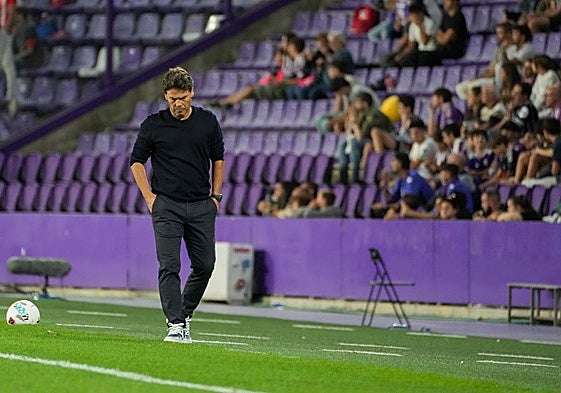 Rubi, con la cabeza mirando al césped, lamentó la «persecución» a su equipo.