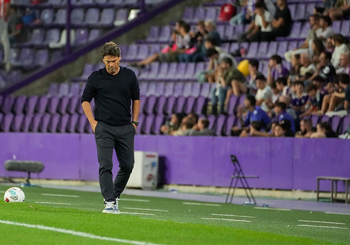 Rubi, con la cabeza mirando al césped, lamentó la «persecución» a su equipo.