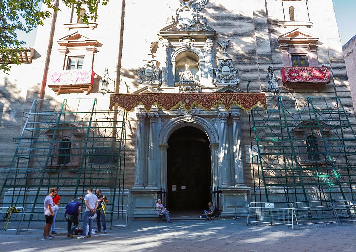 Imagen secundaria 1 - Preparativos en la Basílica de las Angustias.