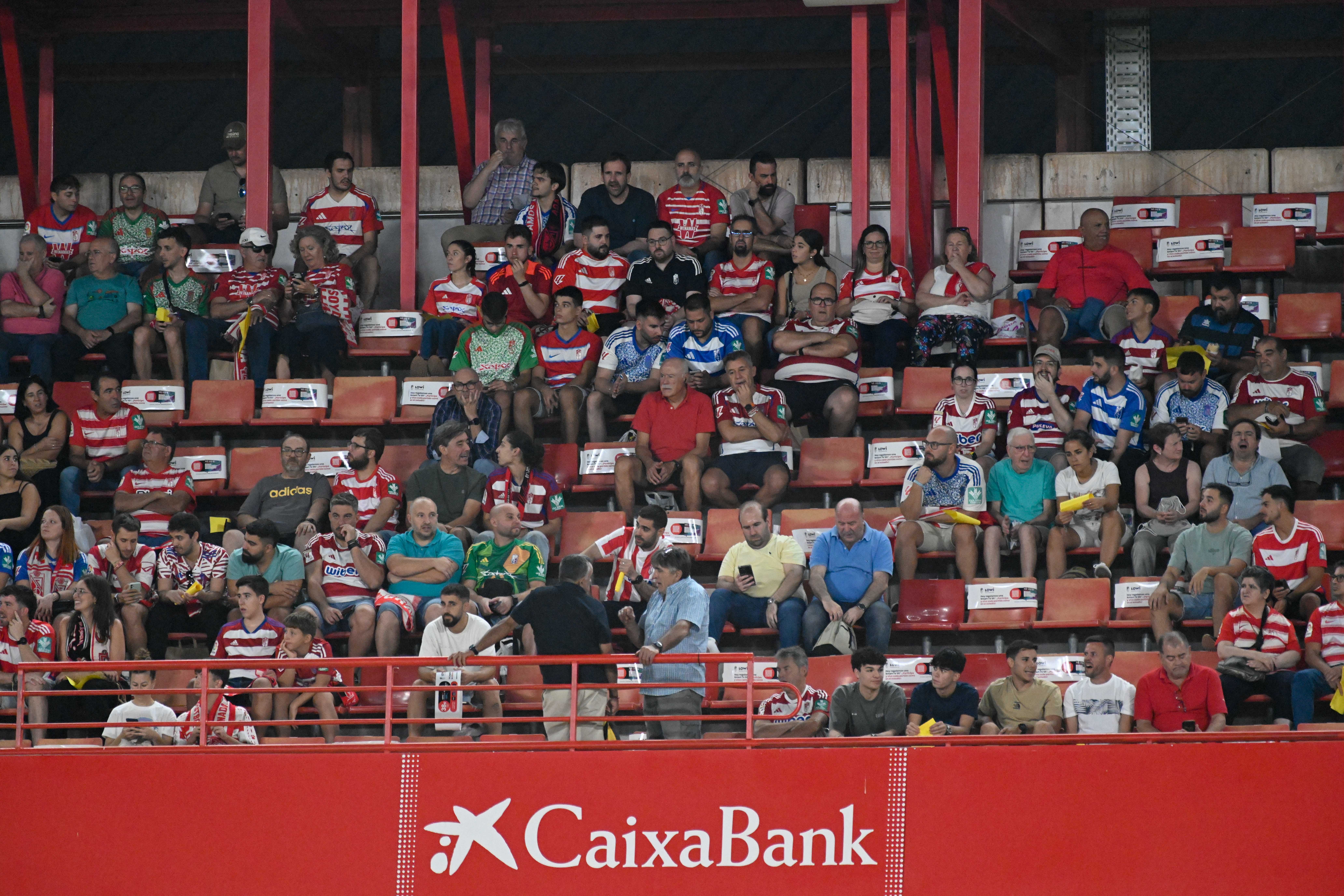 Búscate en la grada del Granada-Leganés