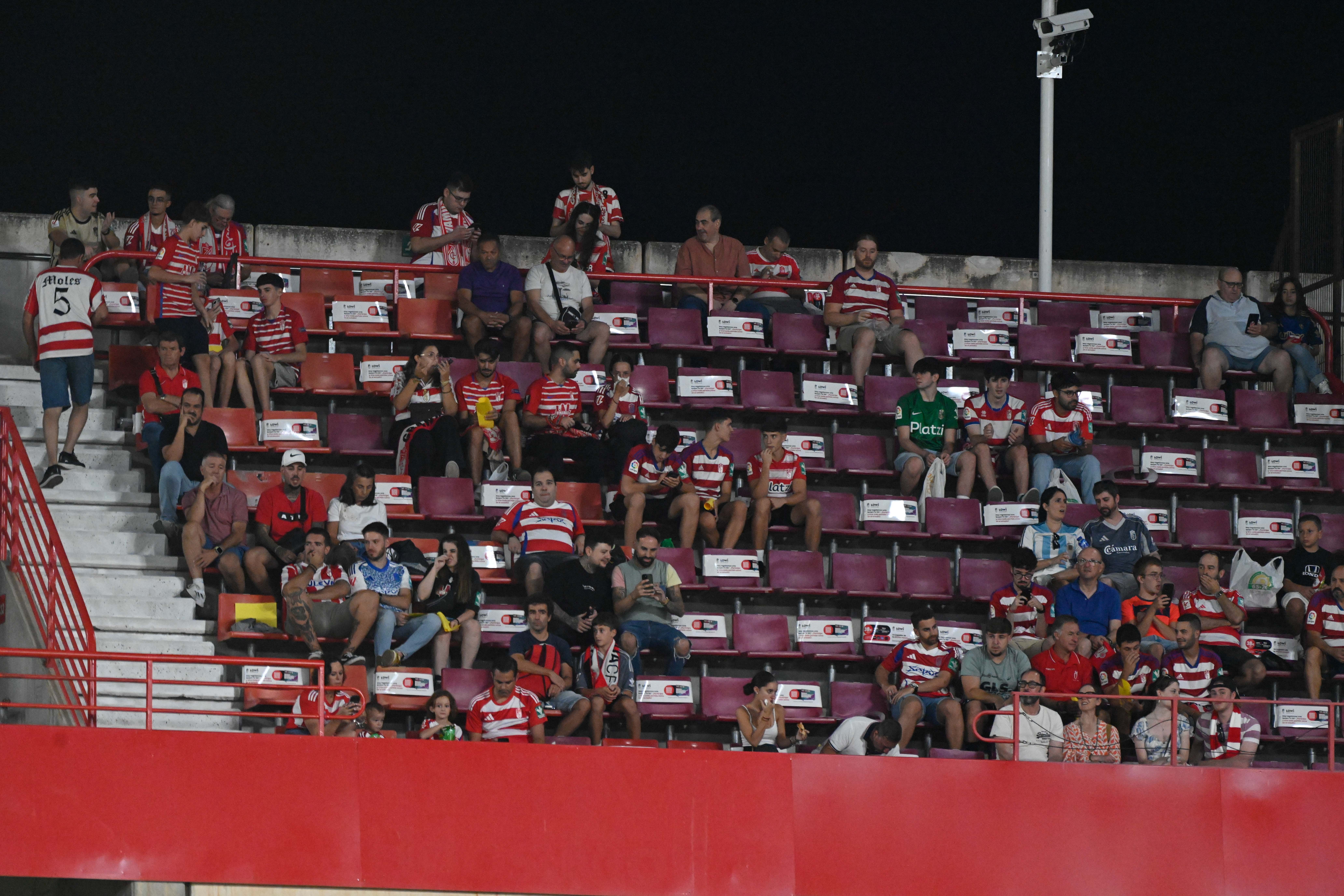 Búscate en la grada del Granada-Leganés