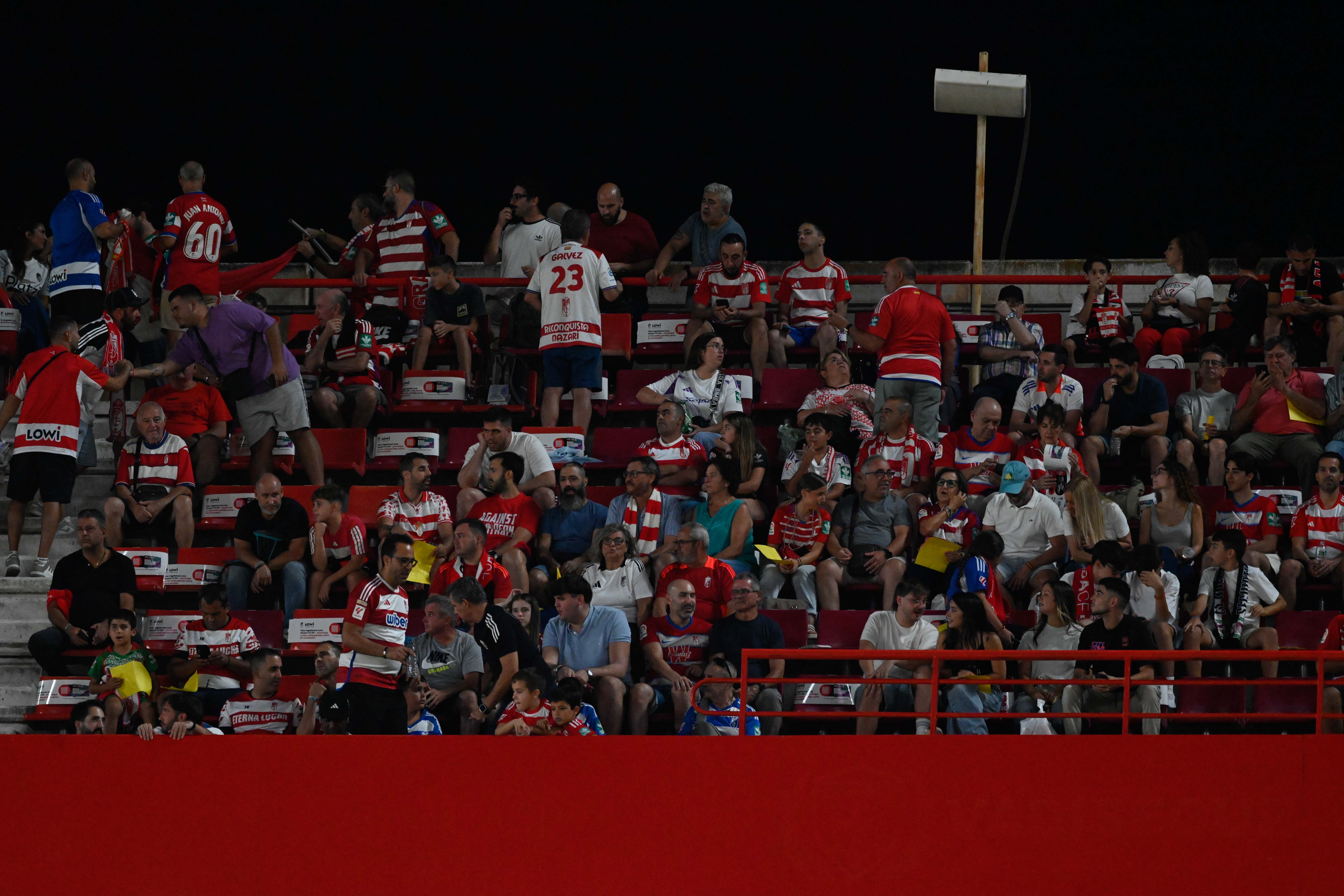 Búscate en la grada del Granada-Leganés