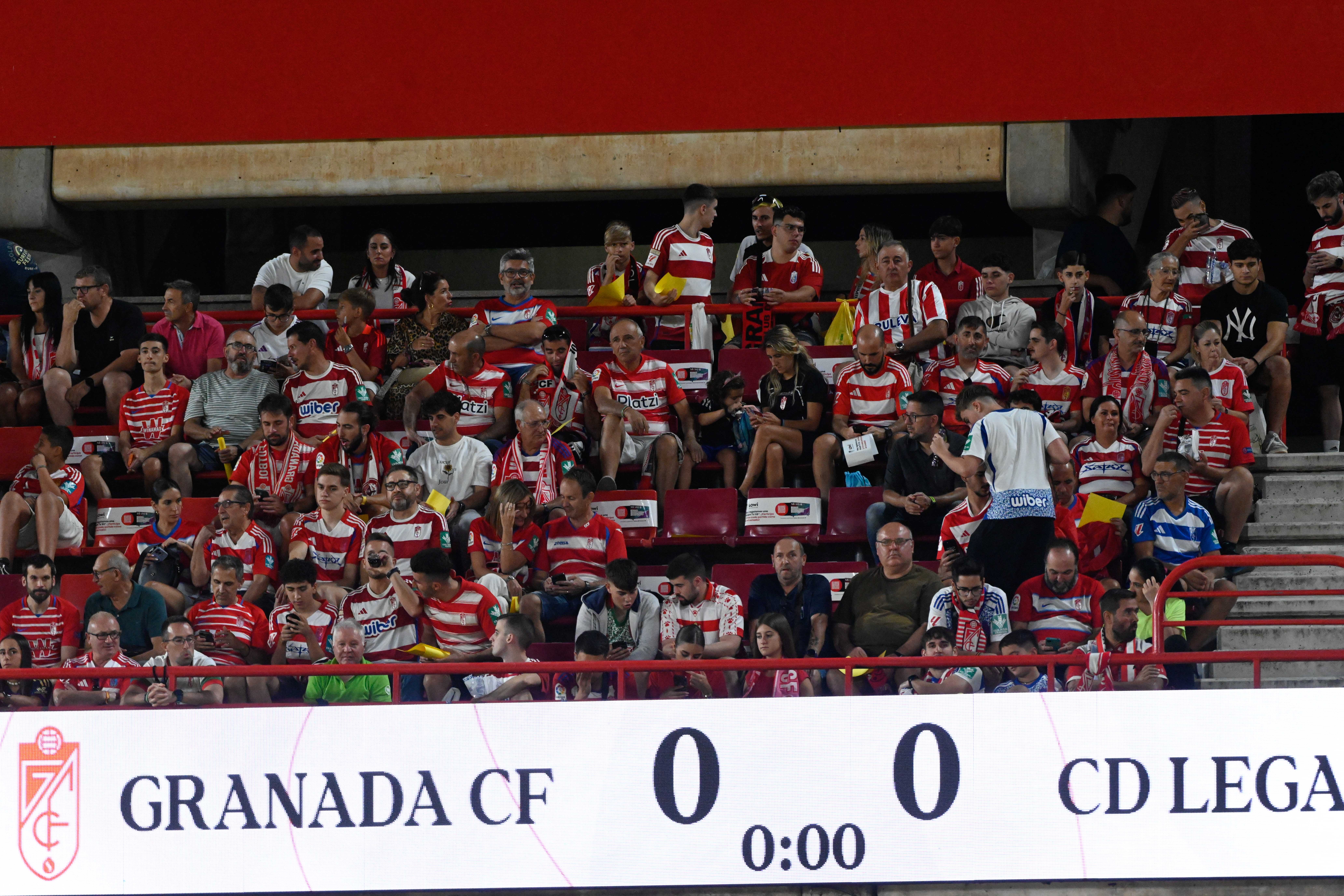 Búscate en la grada del Granada-Leganés