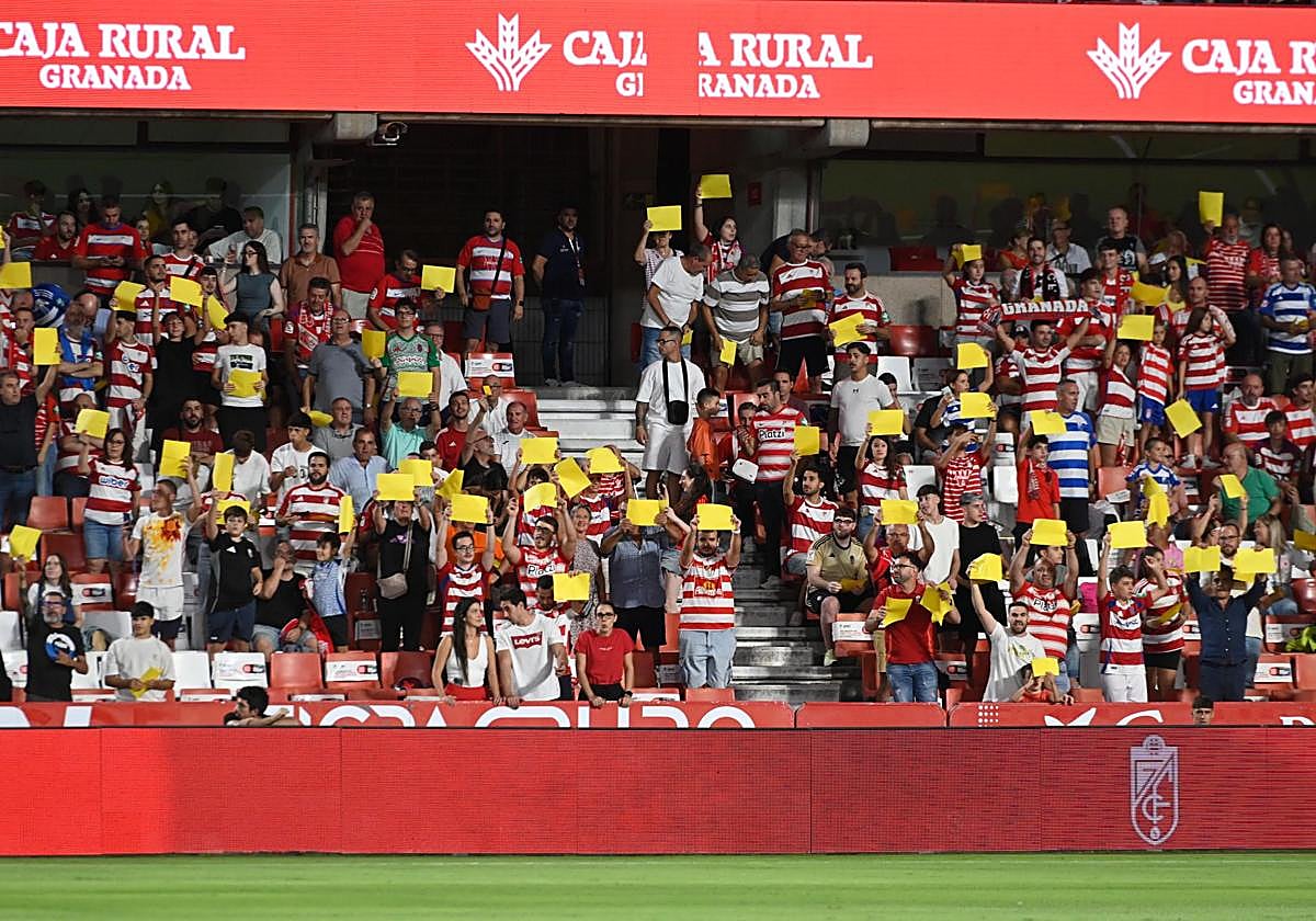 Protesta de la afición contra la propiedad antes del pitido inicial.