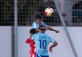 El intenso partido lo acabó sacando bien el Almería B.