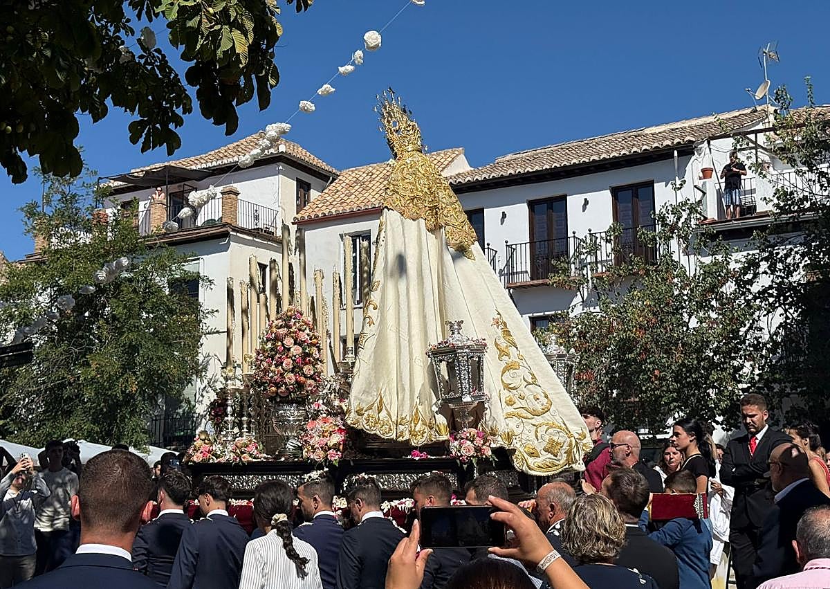Imagen secundaria 1 - El Rosario de la Aurora en el Albaicín: Emoción, igualá femenina y palabras de paz