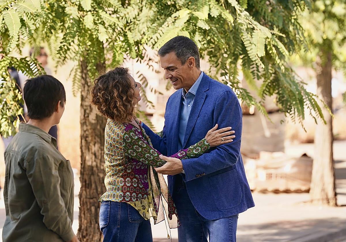 El presidente del Gobierno, Pedro Sánchez, y la vicepresidenta primera y ministra de Hacienda, María Jesús Montero, en un acto hoy en Málaga.
