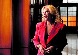 Carolina España, en la biblioteca del Parlamento de Andalucía.