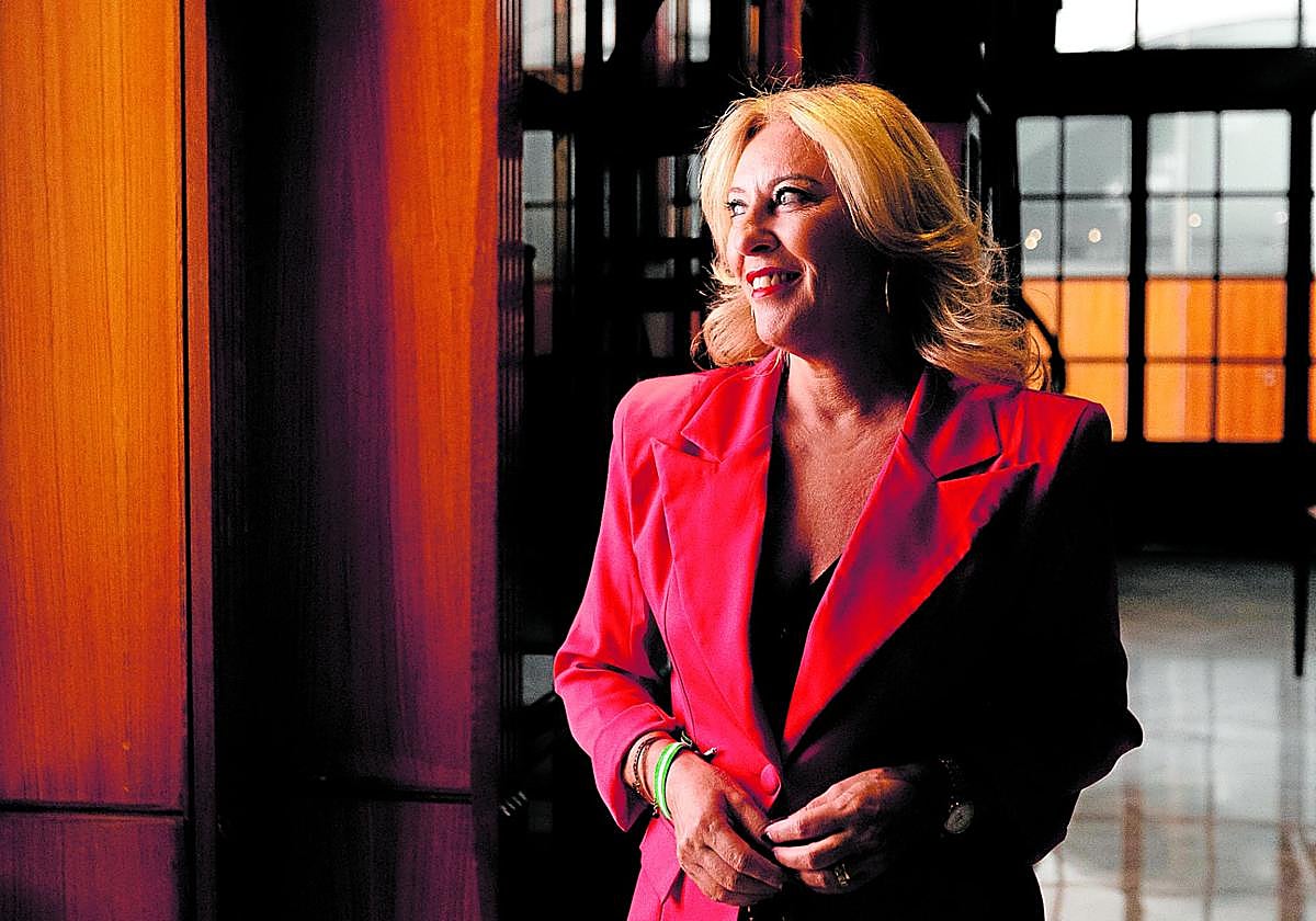 Carolina España, en la biblioteca del Parlamento de Andalucía.