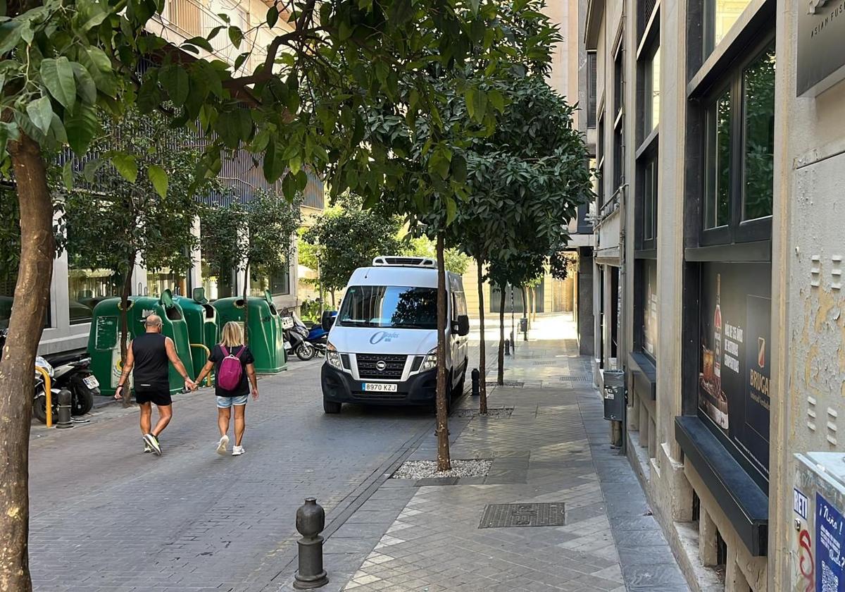 25 coordinadores uniformados vigilarán Ganivet para mejorar la convivencia de bares y vecinos