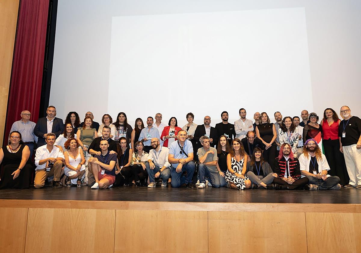 Foto de familia de los premiados, en el teatro Mira de Amescua.