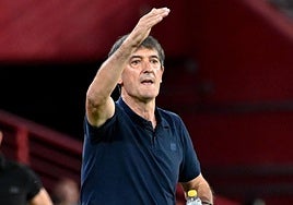 Pacheta corrige a su equipo durante el partido.