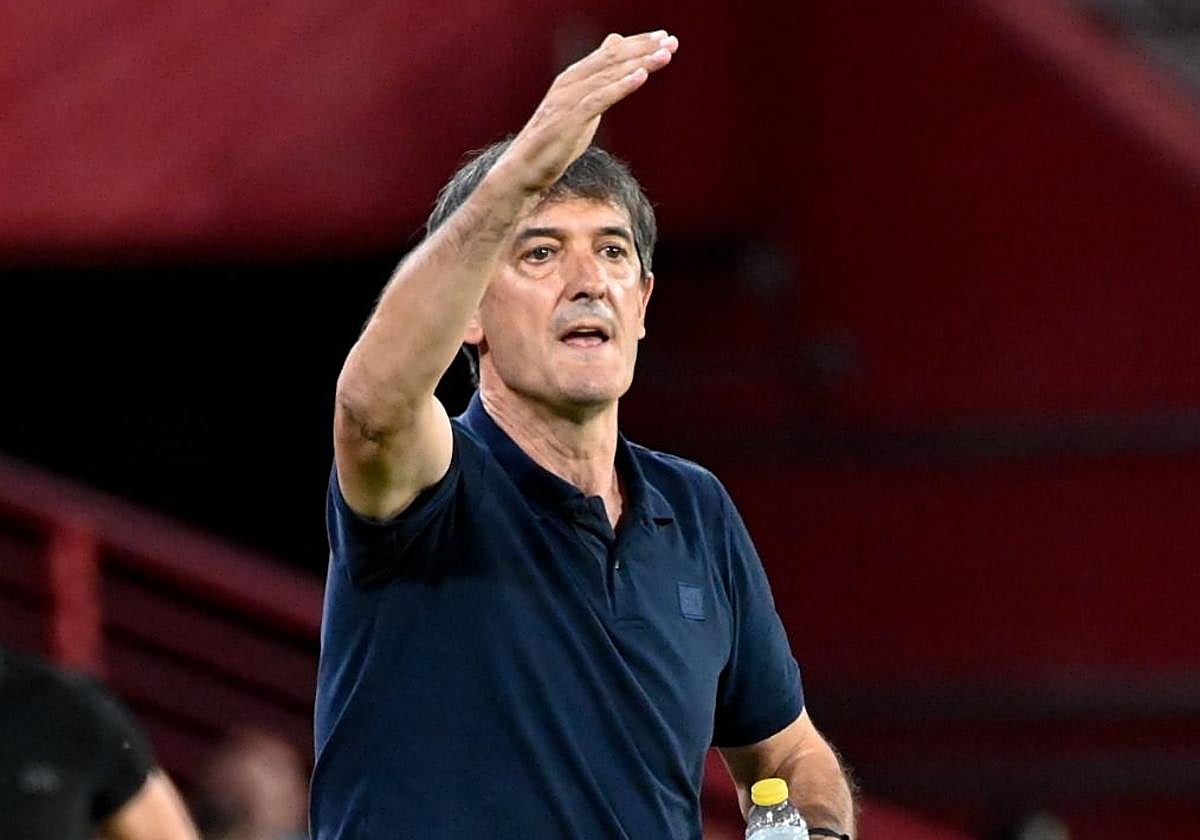 Pacheta corrige a su equipo durante el partido.