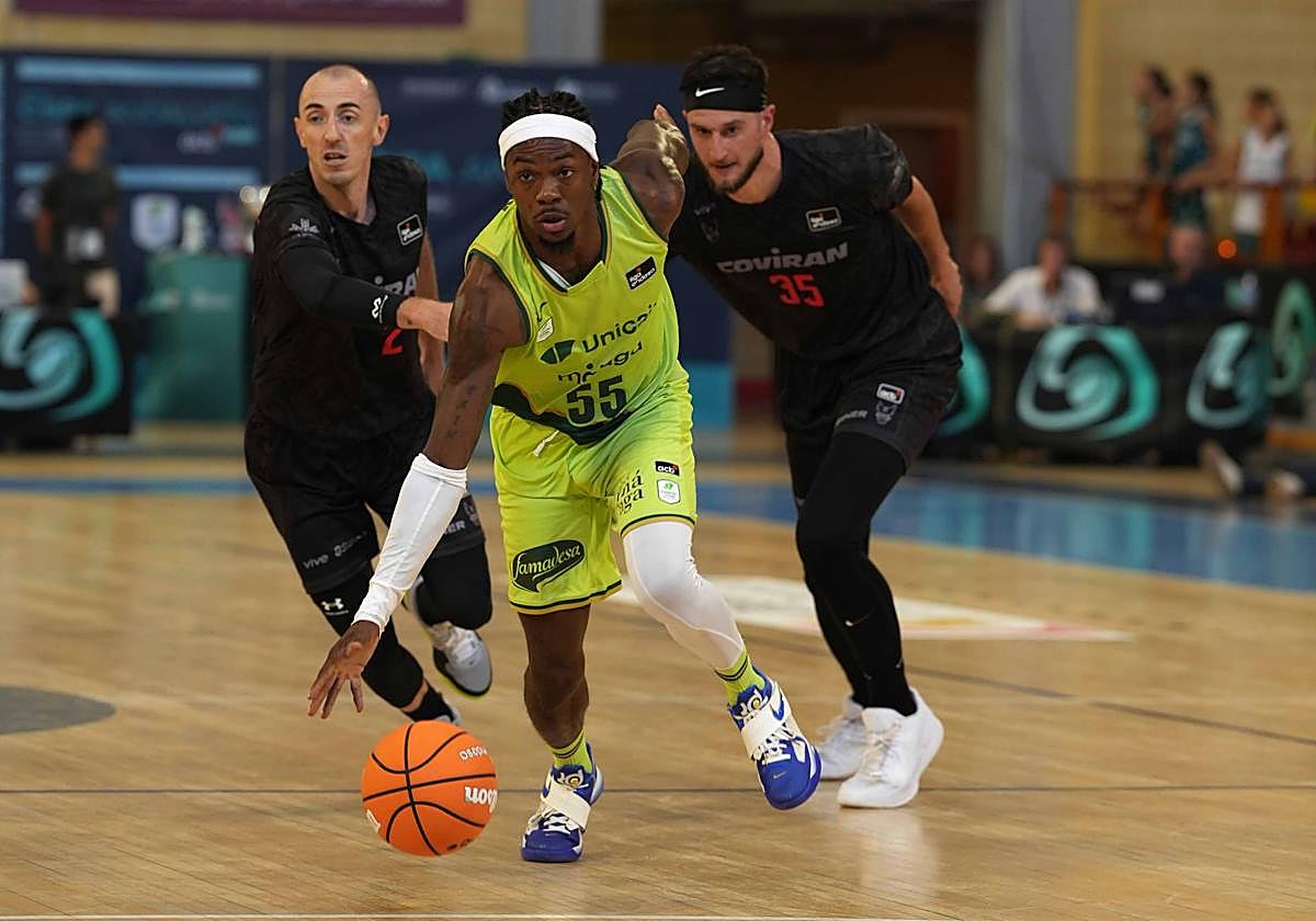 Perry, del Unicaja, se cuela entre la defensa de Rousselle (izquierda) y Zach Hankins.