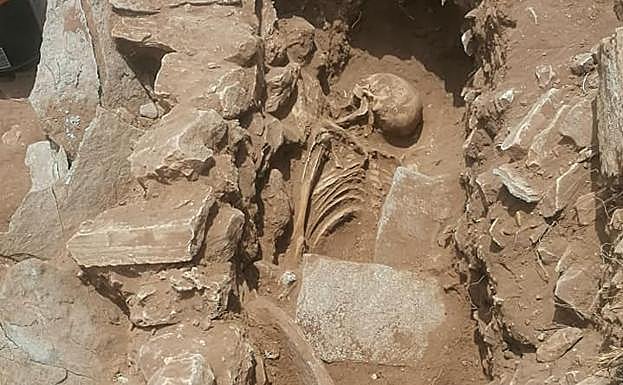 Restos humanos hallados en el yacimiento durante 2022.