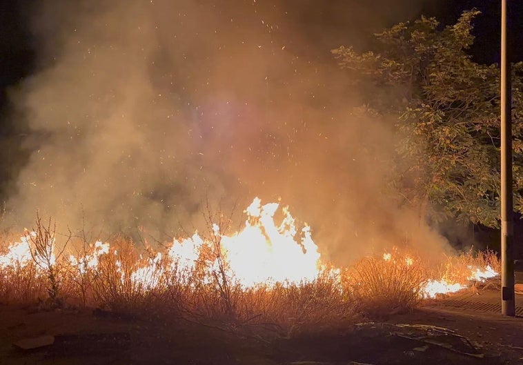 Un nuevo incendio en un descampado de Maracena obliga a intervenir a los Bomberos