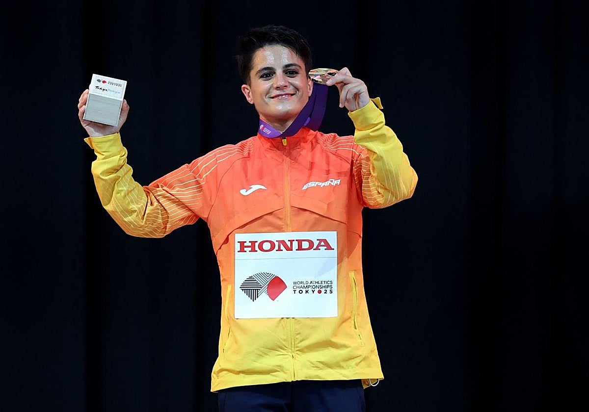 María Pérez celebra en Tokio su medalla de oro como campeona del mundo en 35 kilómetros marcha otra vez.
