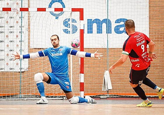 Solano, del Bujalance, en uno de sus goles.