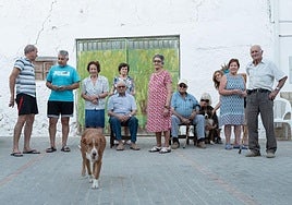 Vecinos de Valenzuela, en la plaza del pueblo.