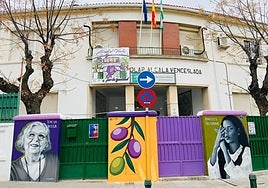 Entrada del colegio Alcalá Venceslada, en la capital, uno de los que tendrá placas.