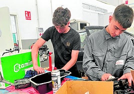 Dos alumnos del ciclo formativo de Mecánica en un instituto de la provincia.