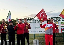 Melitón Briñas, a la derecha, como tercero en el podio.