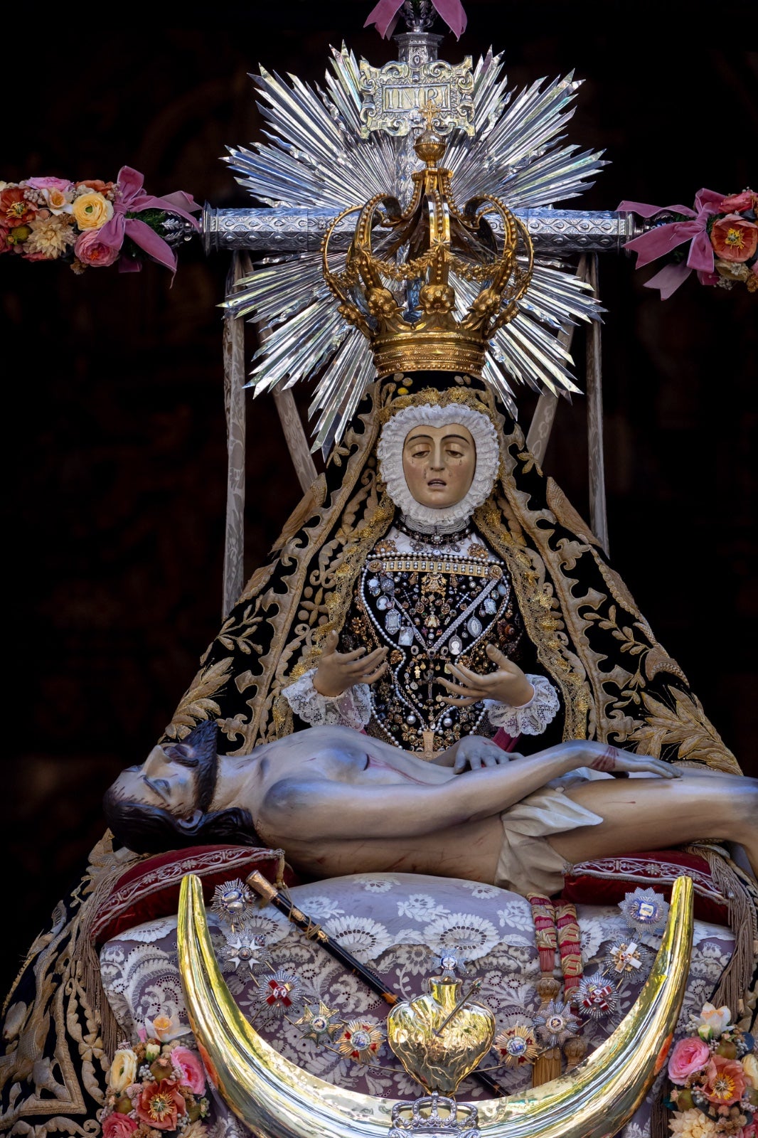 La ofrenda floral a la Virgen de las Angustias, en imágenes