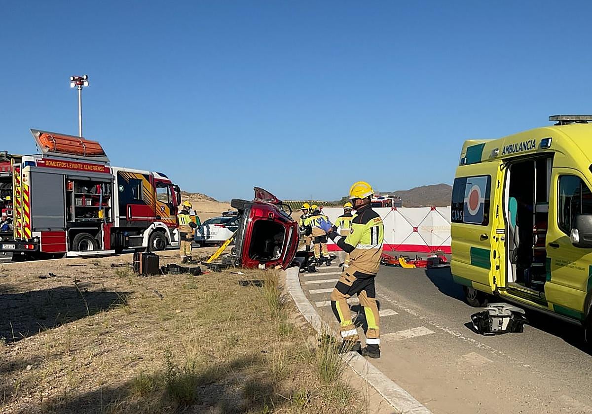 Dos muertos y un herido al colisionar un camión y un turismo en Cuevas del Almanzora.
