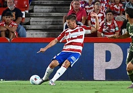 El rojiblanco Rubén Alcaraz golpea el balón.