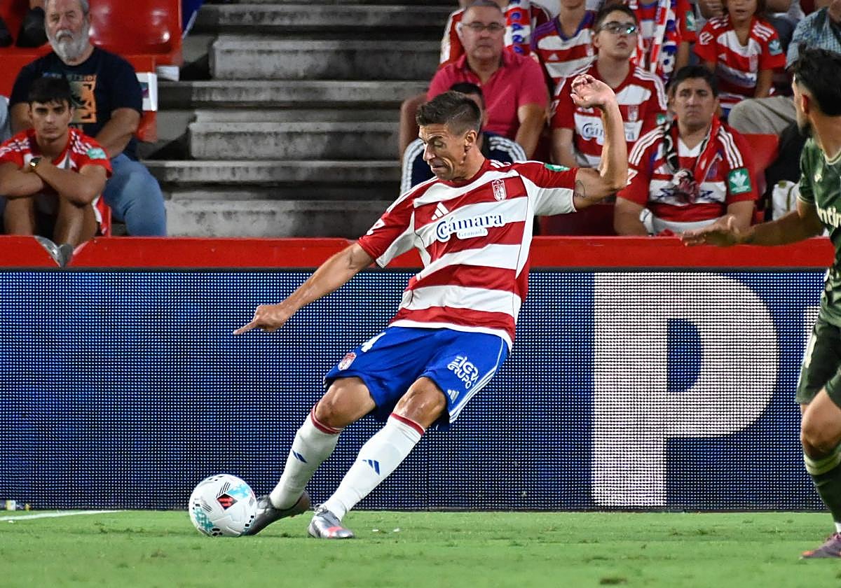 El rojiblanco Rubén Alcaraz golpea el balón.