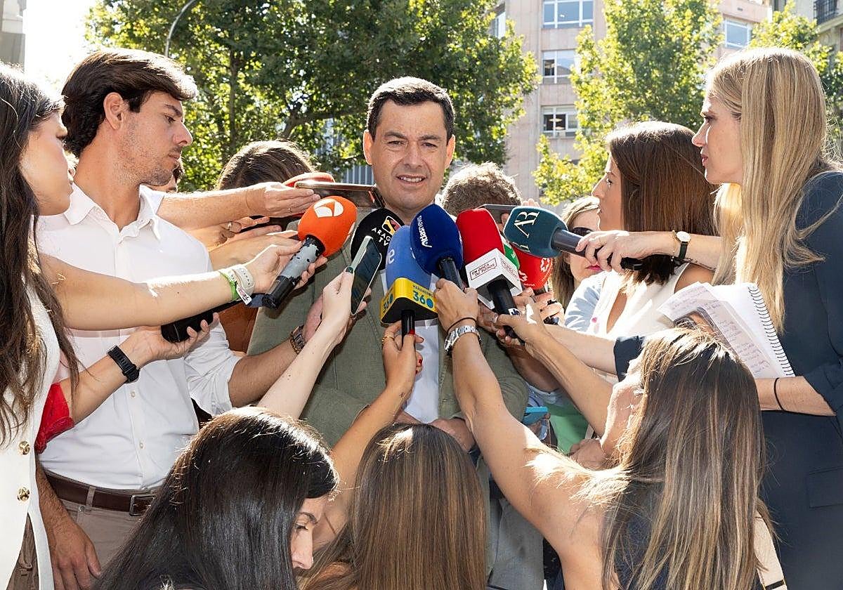 Juanma Moreno, a su llegada a la reunión de la ejecutiva nacional del Partido Popular. Eduardo Parra.