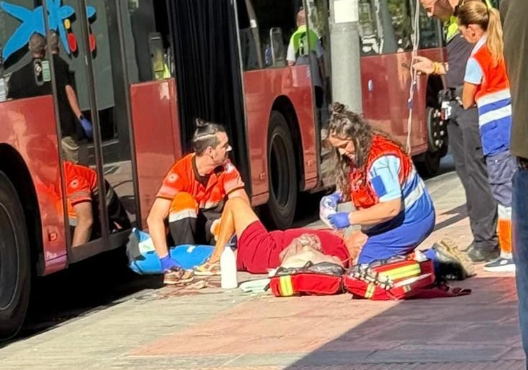 Rescatada una anciana de debajo de un autobús tras un atropello en La Caleta