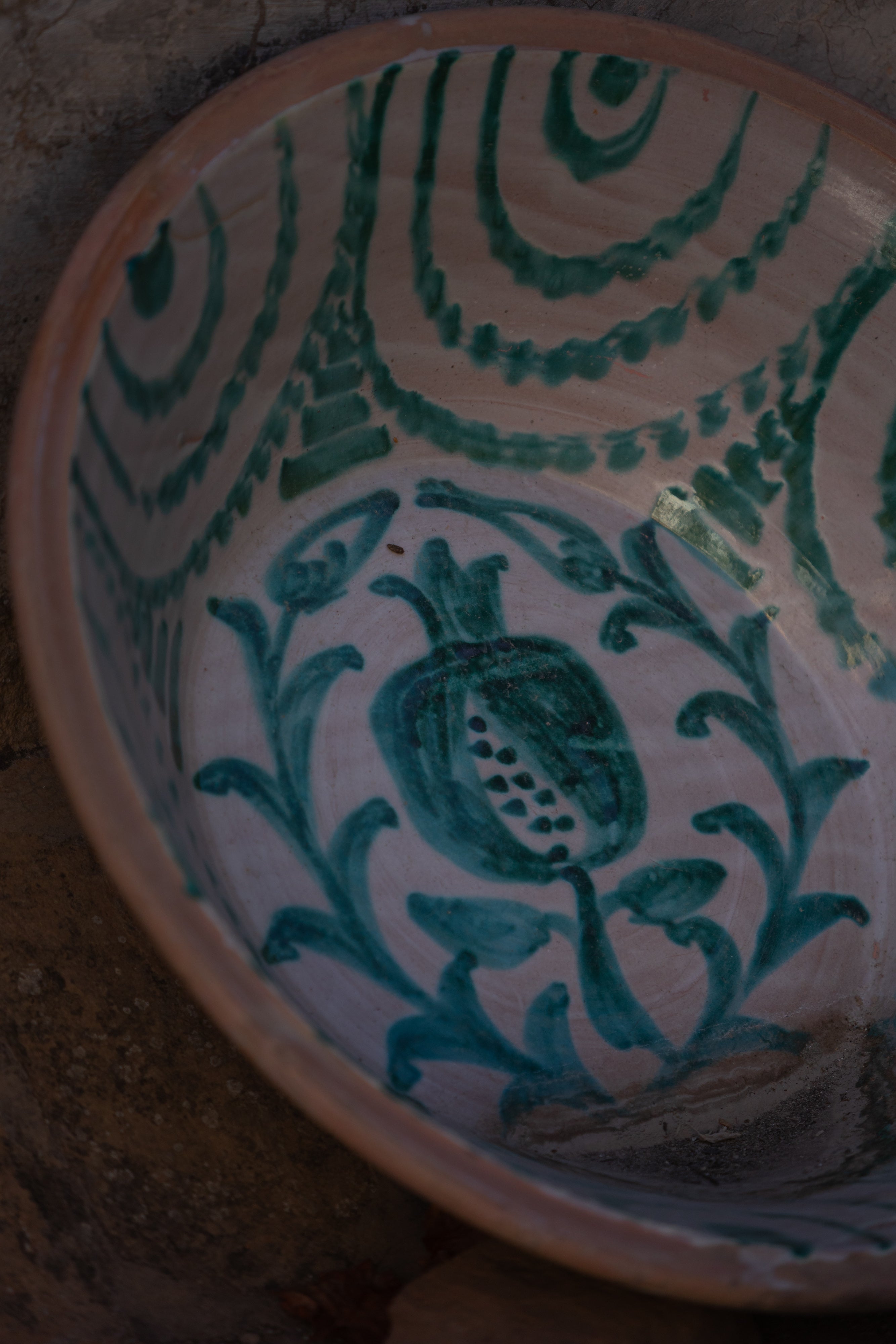 Imagen secundaria 2 - Manuel España, alfarero de toda la vida, decora un plato. Los lebrillos y los cuencos son los productos más demandados de la fábrica