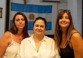 La presidente de la asociación argentina en Almería junto a dos integrantes más.