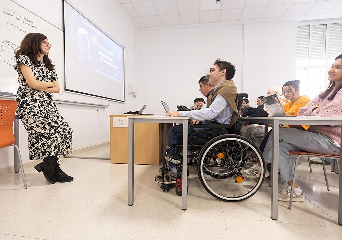 Un alumno con discapacidad en una clase de la UGR en una imagen de archivo.