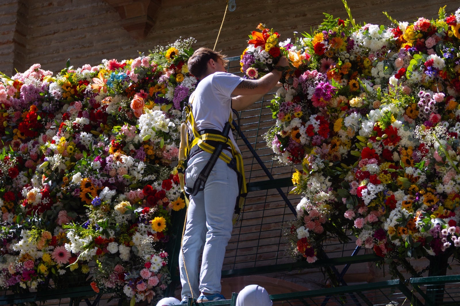 La ofrenda floral a la Virgen de las Angustias, en imágenes