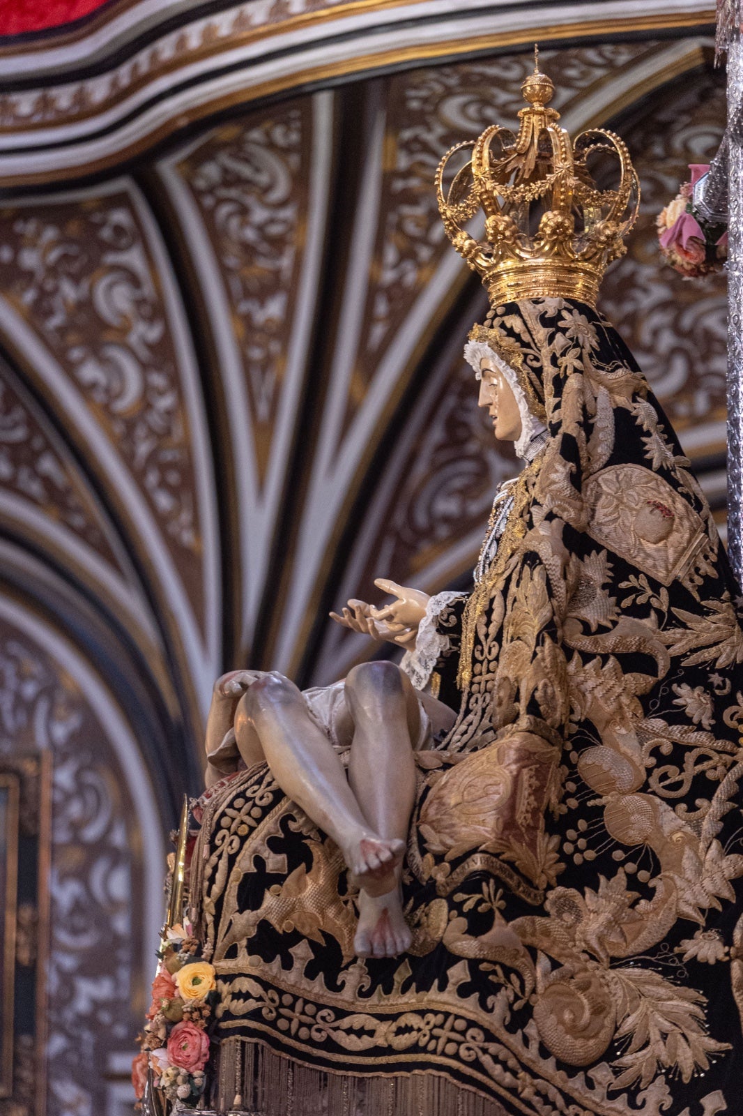 La ofrenda floral a la Virgen de las Angustias, en imágenes