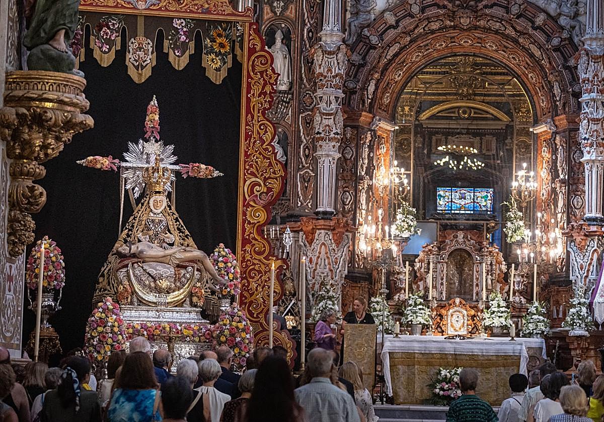 Día grande en Granada con la ofrenda floral a su patrona, la Virgen de las Angustias.