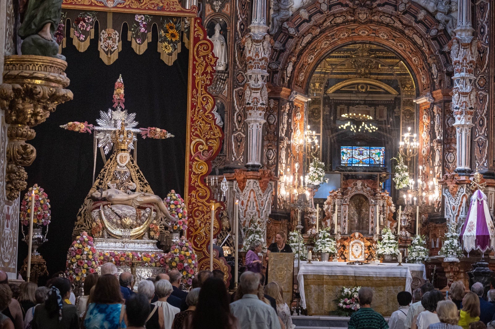 La ofrenda floral a la Virgen de las Angustias, en imágenes