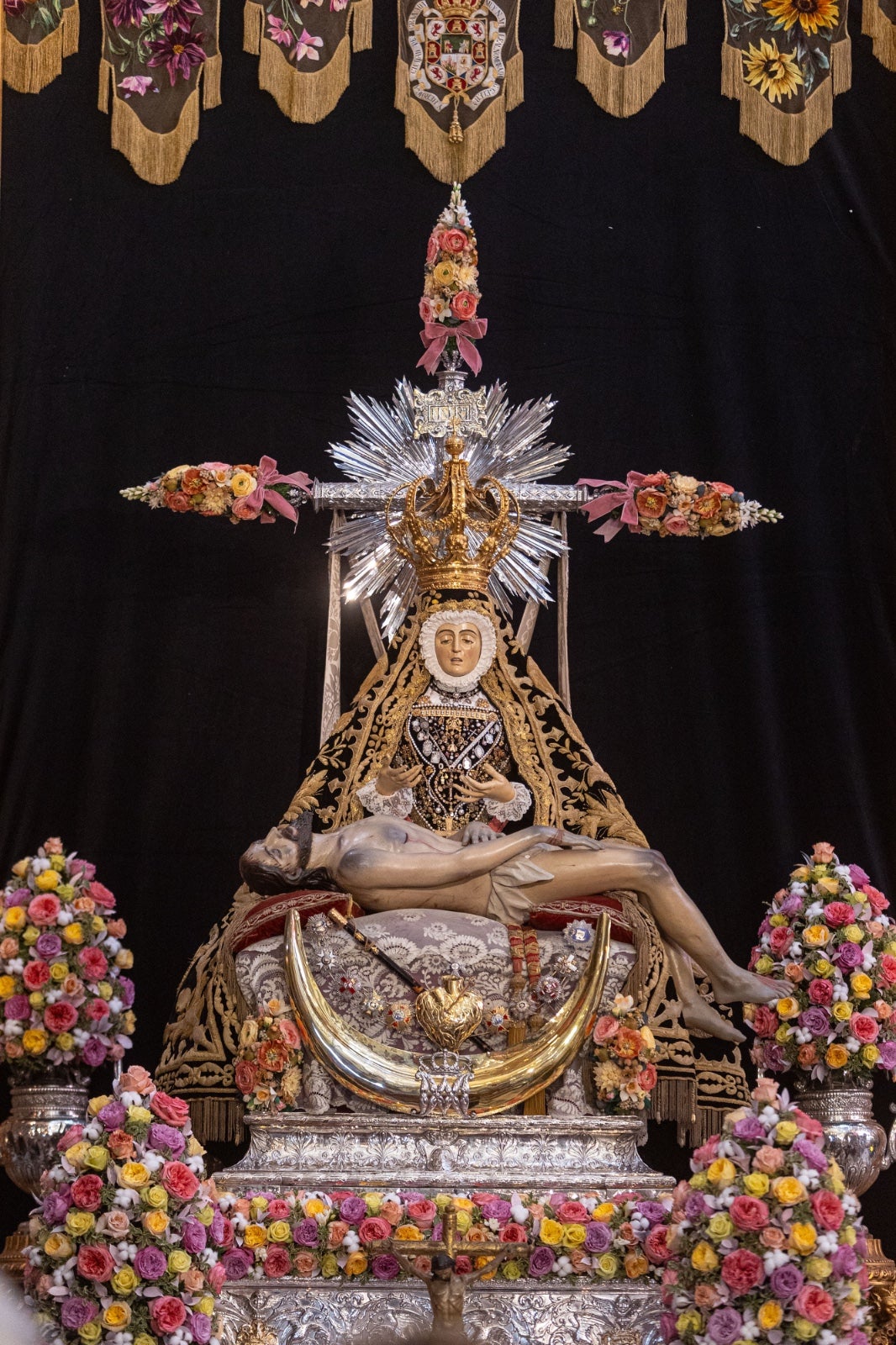 La ofrenda floral a la Virgen de las Angustias, en imágenes