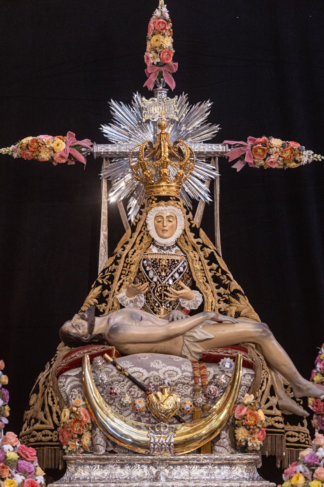 La ofrenda floral a la Virgen de las Angustias, en imágenes