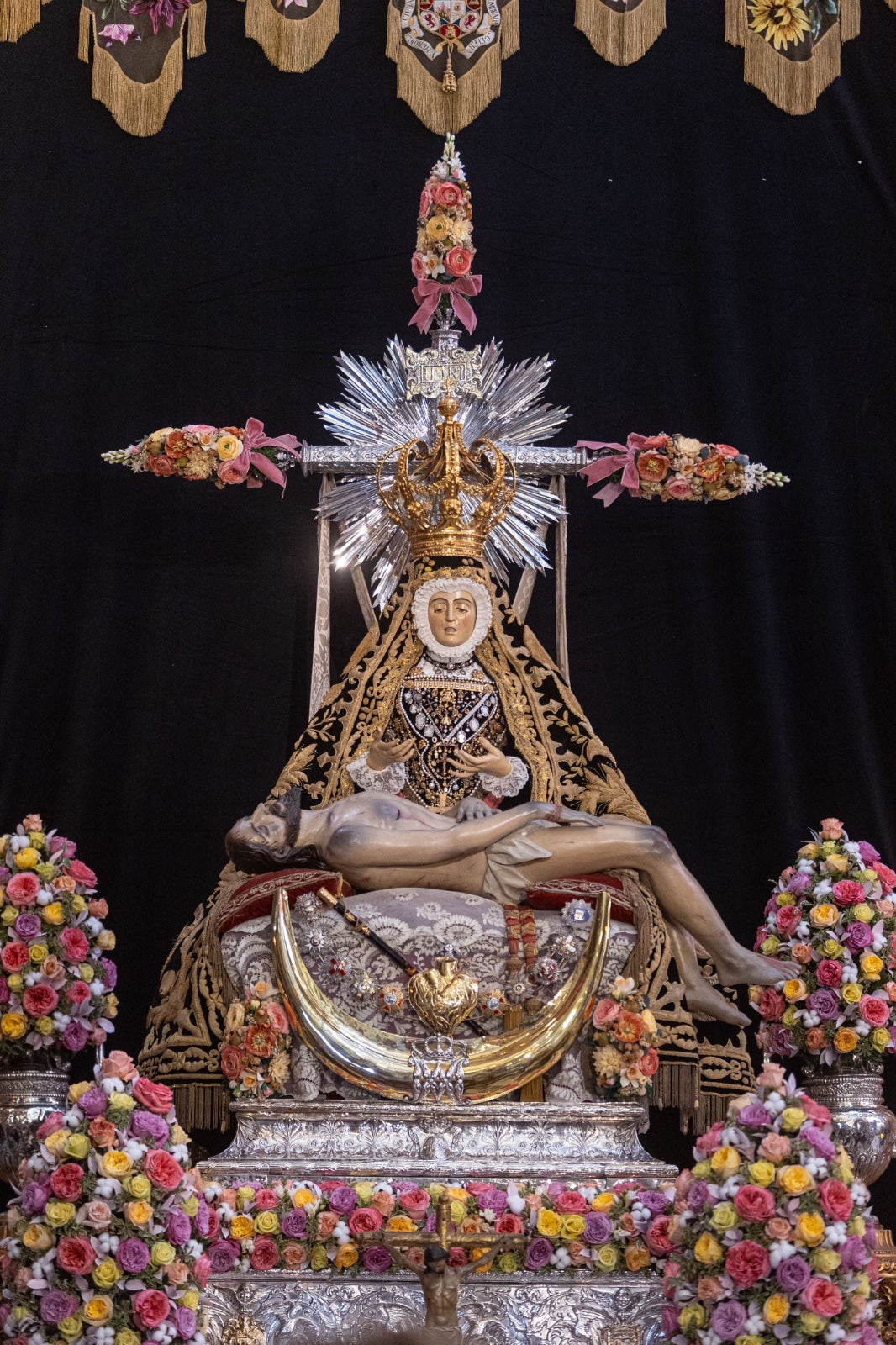 La ofrenda floral a la Virgen de las Angustias, en imágenes
