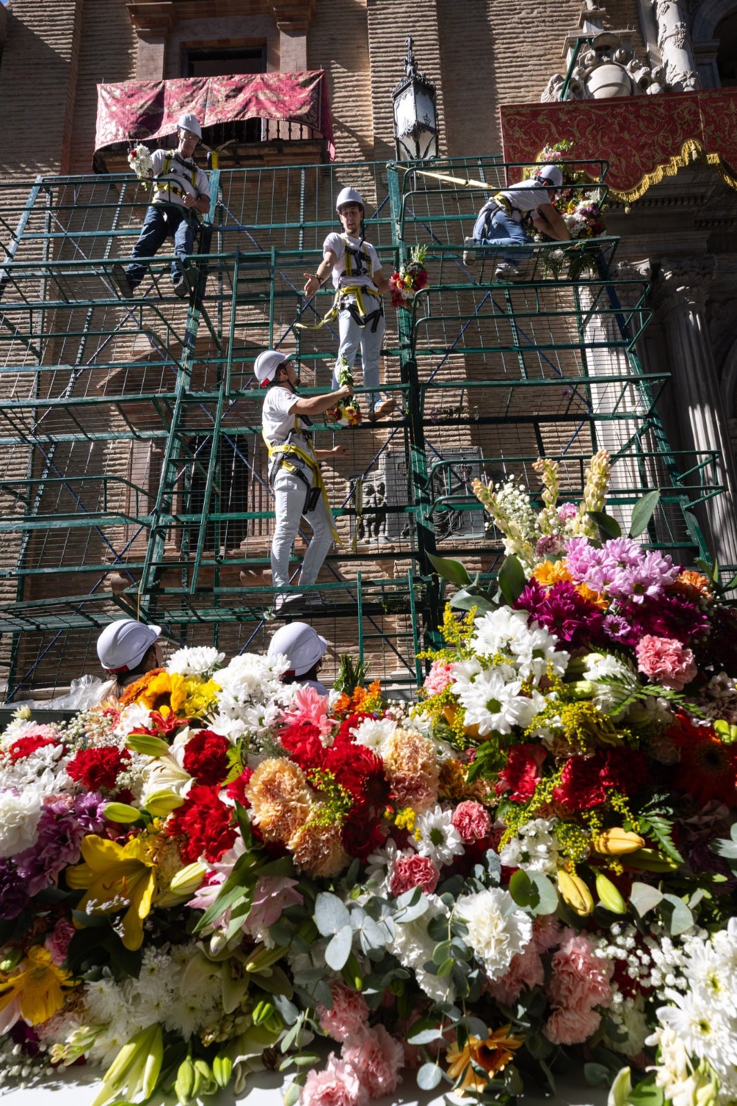 La ofrenda floral a la Virgen de las Angustias, en imágenes