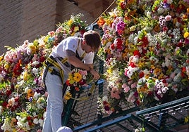 La ofrenda floral a la Virgen de las Angustias, en imágenes