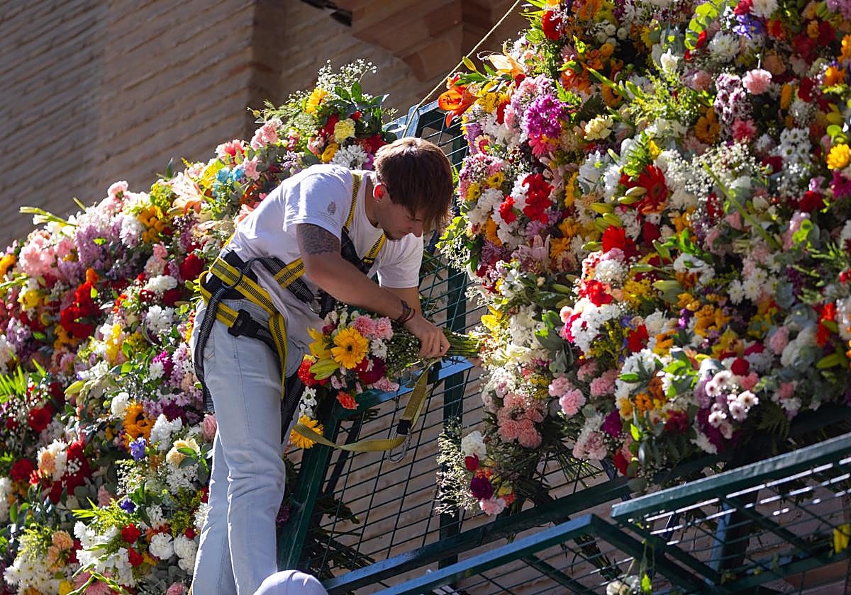 La ofrenda floral a la Virgen de las Angustias, en imágenes