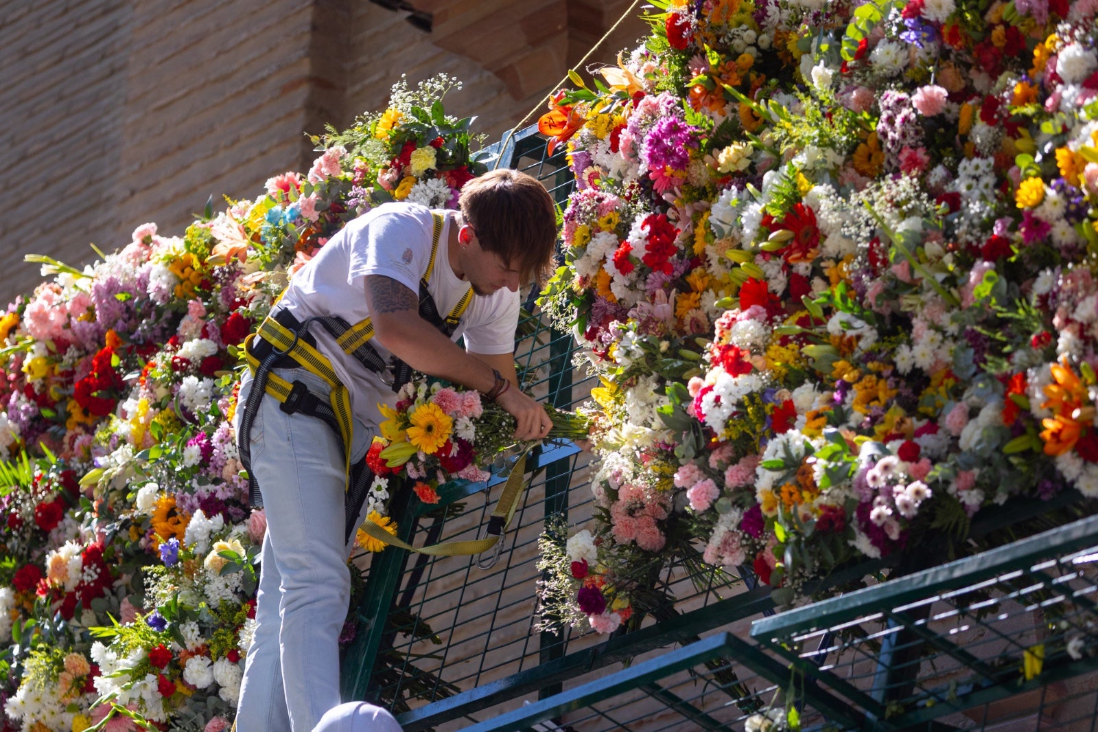 La ofrenda floral a la Virgen de las Angustias, en imágenes