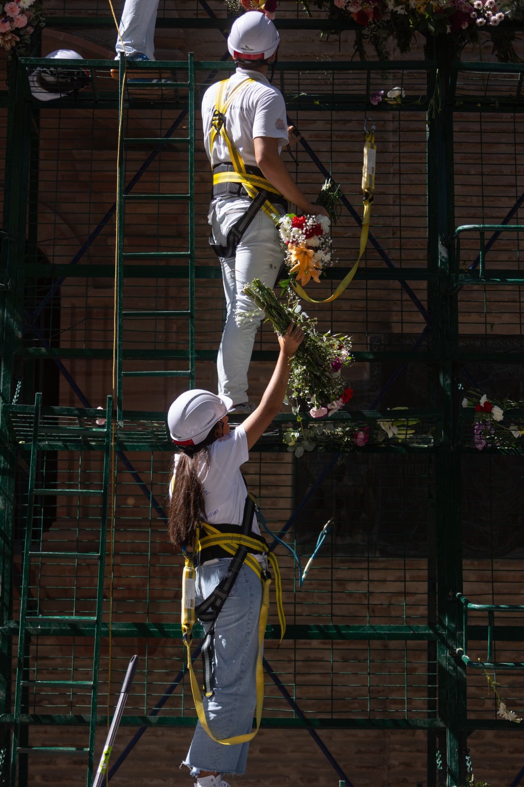 La ofrenda floral a la Virgen de las Angustias, en imágenes