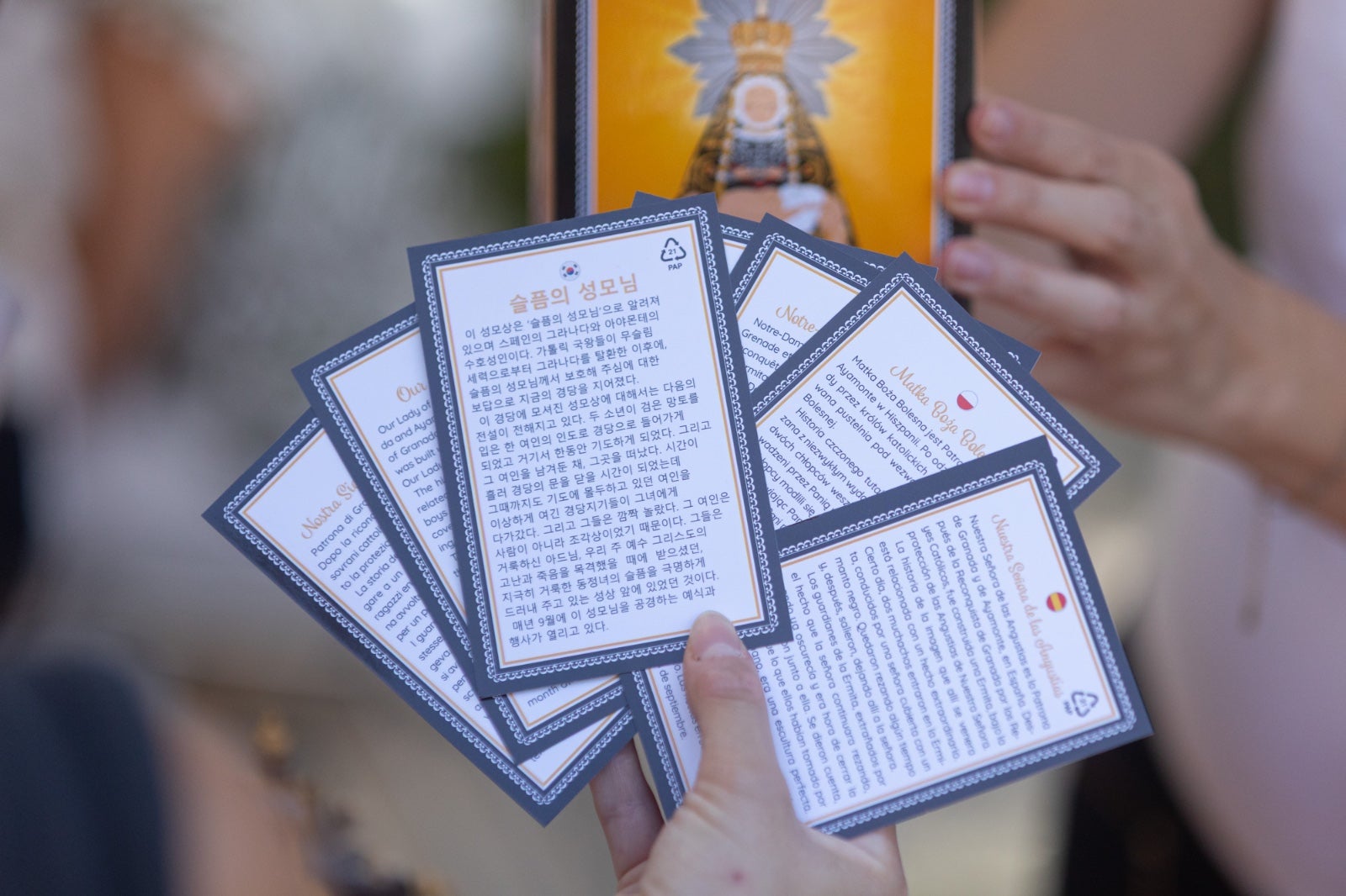La ofrenda floral a la Virgen de las Angustias, en imágenes
