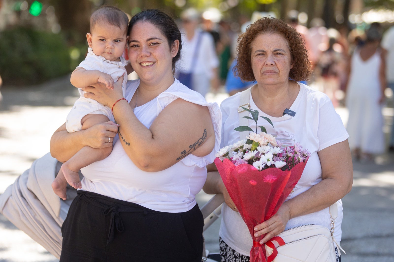 La ofrenda floral a la Virgen de las Angustias, en imágenes